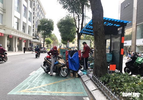 Sơn nền xanh, đỏ, vàng thí điểm cho các trạm dừng xe buýt ở TP.HCM - Ảnh 2. Sơn nền xanh, đỏ, vàng thí điểm cho các trạm dừng xe buýt ở TP.HCM - Ảnh 2.
