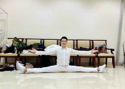 Ảnh vui sao Việt 17-10: Phi Hùng gây ngỡ ngàng vì độ dẻo dai ở tuổi 45 - Ảnh 1. Ảnh vui sao Việt 17-10: Phi Hùng gây ngỡ ngàng vì độ dẻo dai ở tuổi 45 - Ảnh 1.