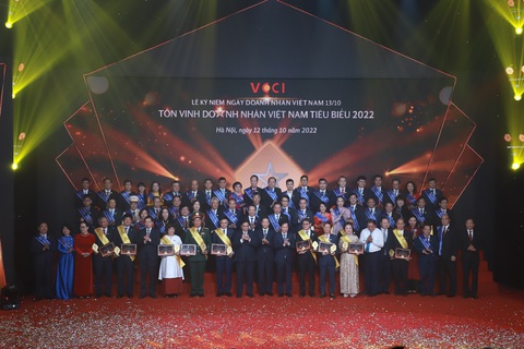 Lãnh đạo EVNNPC là Doanh nhân tiêu biểu Việt Nam 2022 - Ảnh 1. Lãnh đạo EVNNPC là Doanh nhân tiêu biểu Việt Nam 2022 - Ảnh 1.