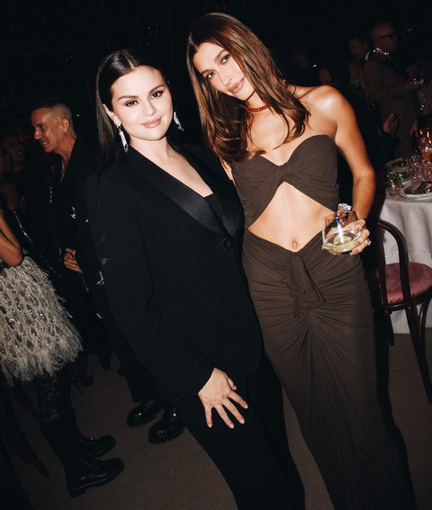 Hailey Bieber bất ngờ chụp chung với Selena Gomez thân như chị em gái - Ảnh 3. Hailey Bieber bất ngờ chụp chung với Selena Gomez thân như chị em gái - Ảnh 3.