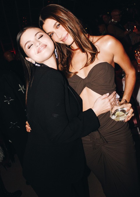 Hailey Bieber bất ngờ chụp chung với Selena Gomez thân như chị em gái - Ảnh 2. Hailey Bieber bất ngờ chụp chung với Selena Gomez thân như chị em gái - Ảnh 2.