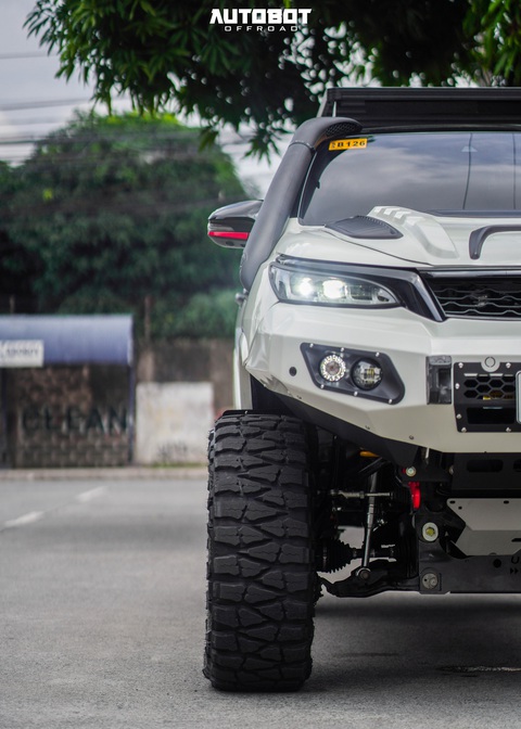Toyota Fortuner độ hầm hố, biến thành ‘quái vật offroad’, ghế như siêu xe - Ảnh 11. Toyota Fortuner độ hầm hố, biến thành ‘quái vật offroad’, ghế như siêu xe - Ảnh 11.
