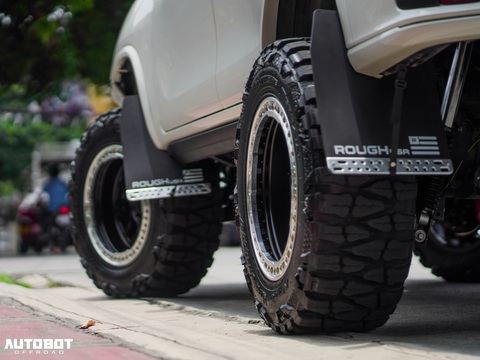 Toyota Fortuner độ hầm hố, biến thành ‘quái vật offroad’, ghế như siêu xe - Ảnh 16. Toyota Fortuner độ hầm hố, biến thành ‘quái vật offroad’, ghế như siêu xe - Ảnh 16.