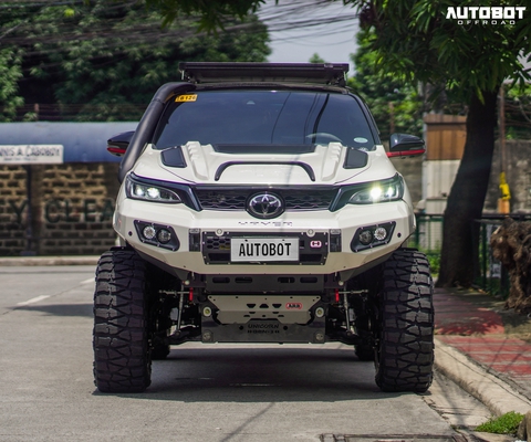 Toyota Fortuner độ hầm hố, biến thành ‘quái vật offroad’, ghế như siêu xe - Ảnh 2. Toyota Fortuner độ hầm hố, biến thành ‘quái vật offroad’, ghế như siêu xe - Ảnh 2.