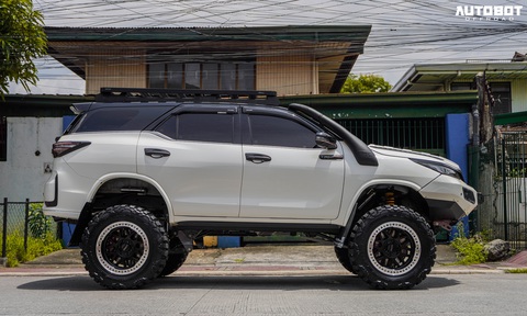 Toyota Fortuner độ hầm hố, biến thành ‘quái vật offroad’, ghế như siêu xe - Ảnh 4. Toyota Fortuner độ hầm hố, biến thành ‘quái vật offroad’, ghế như siêu xe - Ảnh 4.