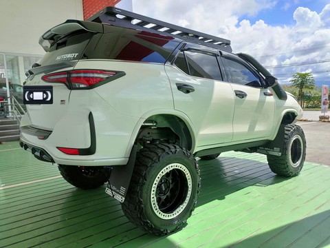 Toyota Fortuner độ hầm hố, biến thành ‘quái vật offroad’, ghế như siêu xe - Ảnh 8. Toyota Fortuner độ hầm hố, biến thành ‘quái vật offroad’, ghế như siêu xe - Ảnh 8.