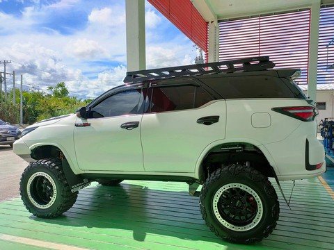 Toyota Fortuner độ hầm hố, biến thành ‘quái vật offroad’, ghế như siêu xe - Ảnh 9. Toyota Fortuner độ hầm hố, biến thành ‘quái vật offroad’, ghế như siêu xe - Ảnh 9.
