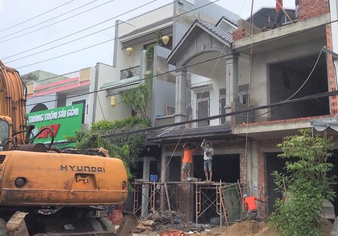 PC Đà Nẵng nỗ lực giảm thiểu các vi phạm hành lang an toàn lưới điện - Ảnh 2. PC Đà Nẵng nỗ lực giảm thiểu các vi phạm hành lang an toàn lưới điện - Ảnh 2.