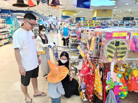 Sôi động thị trường trang trí Halloween - Ảnh 2. Sôi động thị trường trang trí Halloween - Ảnh 2.