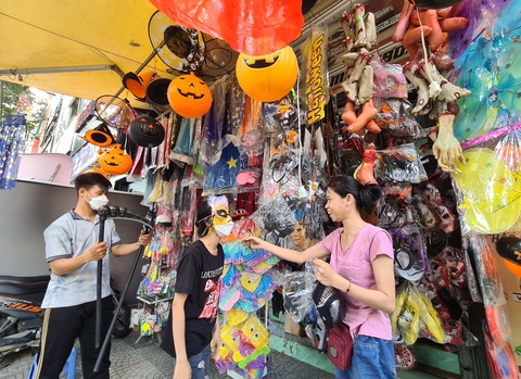 Sôi động thị trường trang trí Halloween - Ảnh 1. Sôi động thị trường trang trí Halloween - Ảnh 1.