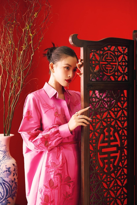 Tiểu Vy khoe vẻ đẹp rạng rỡ đậm chất Á Đông - Ảnh 4. Tiểu Vy khoe vẻ đẹp rạng rỡ đậm chất Á Đông - Ảnh 4.