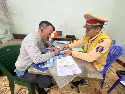 Phạt tài xế không nhường đường cho xe cứu thương chở bệnh nhân đi cấp cứu - Ảnh 1. Phạt tài xế không nhường đường cho xe cứu thương chở bệnh nhân đi cấp cứu - Ảnh 1.
