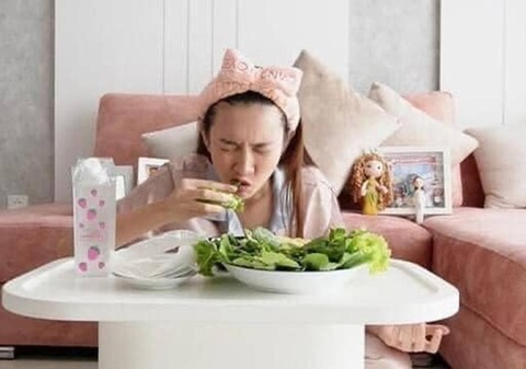 1.001 tư thế ăn quý tộc của hoa hậu Thùy Tiên - Ảnh 7. 1.001 tư thế ăn quý tộc của hoa hậu Thùy Tiên - Ảnh 7.