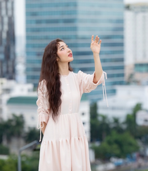 Ca sĩ tỉ view Calum Scott muốn học tiếng Việt để hát cùng Hoàng Duyên - Ảnh 1. Ca sĩ tỉ view Calum Scott muốn học tiếng Việt để hát cùng Hoàng Duyên - Ảnh 1.