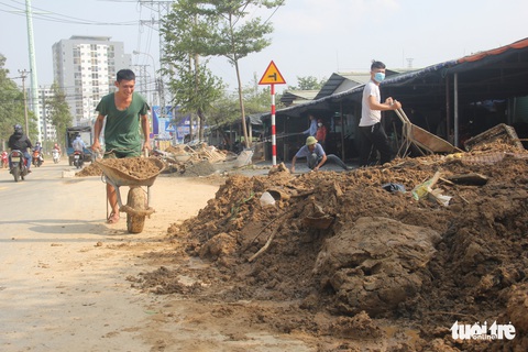 Quận ngập nặng nhất Đà Nẵng vẫn ngổn ngang bùn đất - Ảnh 3. Quận ngập nặng nhất Đà Nẵng vẫn ngổn ngang bùn đất - Ảnh 3.