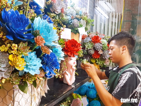 Sen đá kết bó đa sắc, hoa ‘độc bản’... hút khách dịp lễ 20-10 - Ảnh 3. Sen đá kết bó đa sắc, hoa ‘độc bản’... hút khách dịp lễ 20-10 - Ảnh 3.