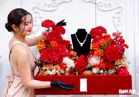 Sen đá kết bó đa sắc, hoa ‘độc bản’... hút khách dịp lễ 20-10 - Ảnh 4. Sen đá kết bó đa sắc, hoa ‘độc bản’... hút khách dịp lễ 20-10 - Ảnh 4.