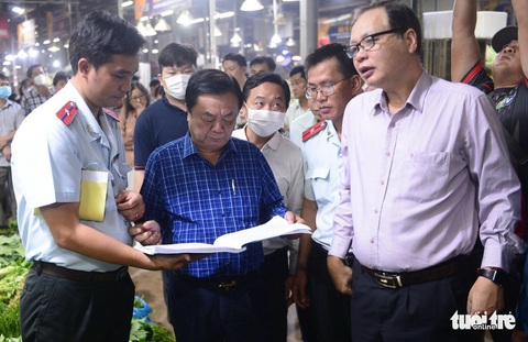 Bộ trưởng đi chợ - Ảnh 1. Bộ trưởng đi chợ - Ảnh 1.
