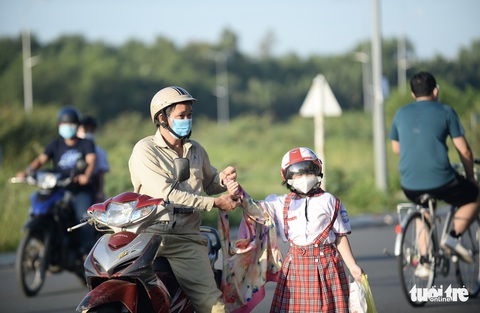 Giờ vào học quá sớm: Học sinh mỗi đêm chỉ ngủ 5-6 tiếng, để làm chi vậy? - Ảnh 2. Giờ vào học quá sớm: Học sinh mỗi đêm chỉ ngủ 5-6 tiếng, để làm chi vậy? - Ảnh 2.