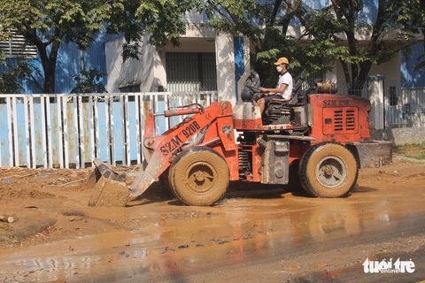 Quận ngập nặng nhất Đà Nẵng vẫn ngổn ngang bùn đất - Ảnh 5. Quận ngập nặng nhất Đà Nẵng vẫn ngổn ngang bùn đất - Ảnh 5.