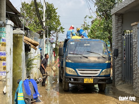Đồ hư hỏng thành rác chất đống trong khu vực ngập sâu nhất Đà Nẵng - Ảnh 6. Đồ hư hỏng thành rác chất đống trong khu vực ngập sâu nhất Đà Nẵng - Ảnh 6.