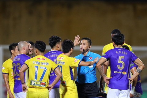 Trọng tài FIFA Elite Ngô Duy Lân làm trọng tài bàn tại vòng 20 V-League 2022 - Ảnh 1. Trọng tài FIFA Elite Ngô Duy Lân làm trọng tài bàn tại vòng 20 V-League 2022 - Ảnh 1.