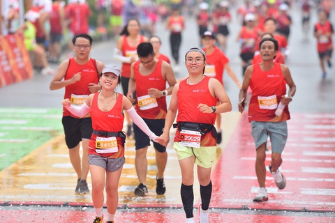 Đỗ Quốc Luật, Nguyễn Thị Oanh vô địch giải Hà Nội Marathon Techcombank - Ảnh 1. Đỗ Quốc Luật, Nguyễn Thị Oanh vô địch giải Hà Nội Marathon Techcombank - Ảnh 1.