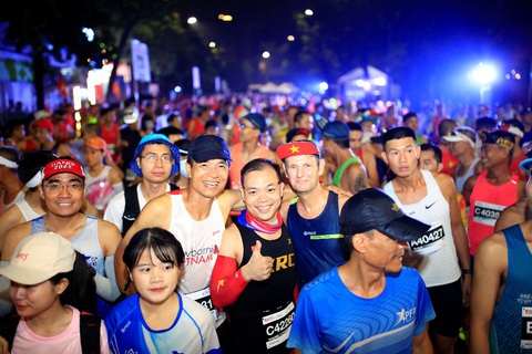 Đỗ Quốc Luật, Nguyễn Thị Oanh vô địch giải Hà Nội Marathon Techcombank - Ảnh 3. Đỗ Quốc Luật, Nguyễn Thị Oanh vô địch giải Hà Nội Marathon Techcombank - Ảnh 3.