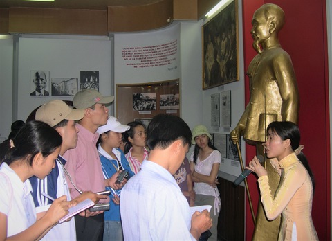 Gửi gắm của ông bí thư - Ảnh 1. Gửi gắm của ông bí thư - Ảnh 1.