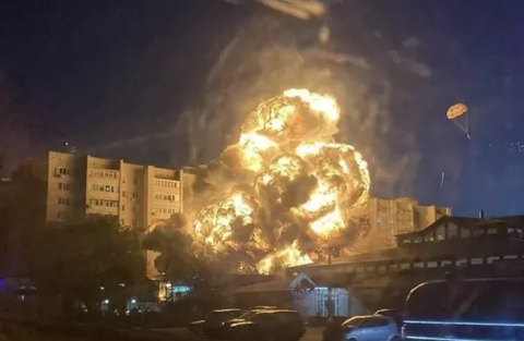 Tiêm kích Su-34 đâm trúng chung cư ở Nga: 6 người chết, 19 người bị thương - Ảnh 1. Tiêm kích Su-34 đâm trúng chung cư ở Nga: 6 người chết, 19 người bị thương - Ảnh 1.
