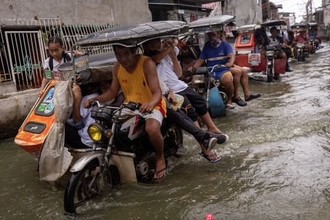 Taxi ôm lên ngôi ở Philippines khi mưa lũ thành chuyện cơm bữa - Ảnh 1. Taxi ôm lên ngôi ở Philippines khi mưa lũ thành chuyện cơm bữa - Ảnh 1.