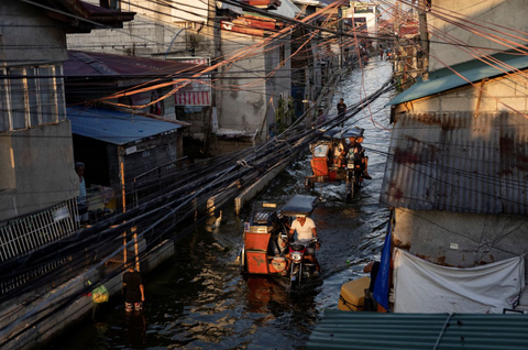 Taxi ôm lên ngôi ở Philippines khi mưa lũ thành chuyện cơm bữa - Ảnh 5. Taxi ôm lên ngôi ở Philippines khi mưa lũ thành chuyện cơm bữa - Ảnh 5.