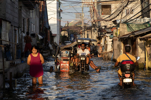 Taxi ôm lên ngôi ở Philippines khi mưa lũ thành chuyện cơm bữa - Ảnh 3. Taxi ôm lên ngôi ở Philippines khi mưa lũ thành chuyện cơm bữa - Ảnh 3.