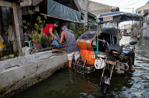 Taxi ôm lên ngôi ở Philippines khi mưa lũ thành chuyện cơm bữa - Ảnh 2. Taxi ôm lên ngôi ở Philippines khi mưa lũ thành chuyện cơm bữa - Ảnh 2.