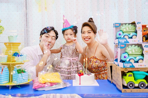 Con gái Pha Lê phấn khích vì được bố mẹ đến trường tổ chức sinh nhật - Ảnh 1. Con gái Pha Lê phấn khích vì được bố mẹ đến trường tổ chức sinh nhật - Ảnh 1.
