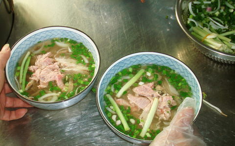 Phở đất Ông Tạ: Nhớ thời ốm phở với phở xe, phở gánh... - Ảnh 1. Phở đất Ông Tạ: Nhớ thời ốm phở với phở xe, phở gánh... - Ảnh 1.