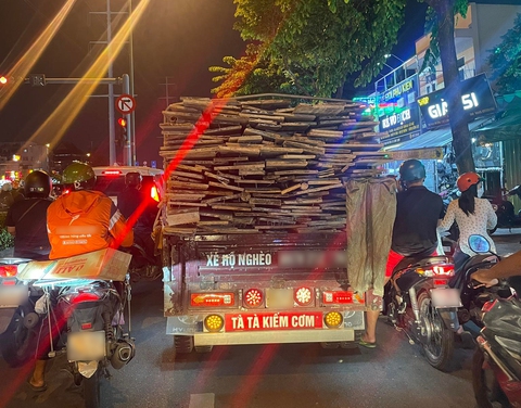 Ảnh vui 19-10: Xe hộ nghèo tà tà kiếm cơm - Ảnh 1. Ảnh vui 19-10: Xe hộ nghèo tà tà kiếm cơm - Ảnh 1.