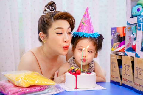 Con gái Pha Lê phấn khích vì được bố mẹ đến trường tổ chức sinh nhật - Ảnh 3. Con gái Pha Lê phấn khích vì được bố mẹ đến trường tổ chức sinh nhật - Ảnh 3.