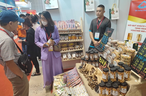 Người dân TP.HCM ‘săn’ hàng đặc sản ở triển lãm với quy mô 240 gian hàng - Ảnh 3. Người dân TP.HCM ‘săn’ hàng đặc sản ở triển lãm với quy mô 240 gian hàng - Ảnh 3.