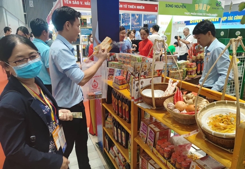 Người dân TP.HCM ‘săn’ hàng đặc sản ở triển lãm với quy mô 240 gian hàng - Ảnh 7. Người dân TP.HCM ‘săn’ hàng đặc sản ở triển lãm với quy mô 240 gian hàng - Ảnh 7.