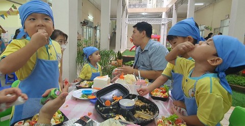 Bé mầm non hào hứng sắm vai chuyên gia dinh dưỡng - Ảnh 1. Bé mầm non hào hứng sắm vai chuyên gia dinh dưỡng - Ảnh 1.