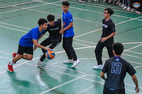 Cậu học sinh mang cột rổ về trường nhờ tài… kể chuyện - Ảnh 4. Cậu học sinh mang cột rổ về trường nhờ tài… kể chuyện - Ảnh 4.