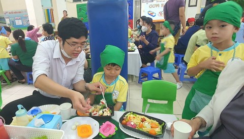 Bé mầm non hào hứng sắm vai chuyên gia dinh dưỡng - Ảnh 2. Bé mầm non hào hứng sắm vai chuyên gia dinh dưỡng - Ảnh 2.