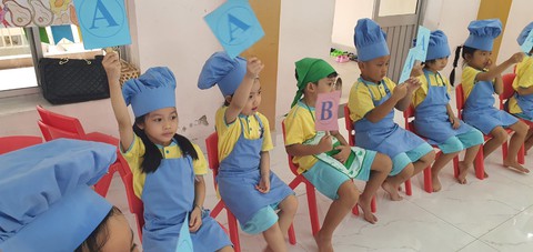 Bé mầm non hào hứng sắm vai chuyên gia dinh dưỡng - Ảnh 3. Bé mầm non hào hứng sắm vai chuyên gia dinh dưỡng - Ảnh 3.