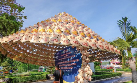 Cần Thơ: Nón lá thư pháp khổng lồ ở bến Ninh Kiều - Ảnh 1. Cần Thơ: Nón lá thư pháp khổng lồ ở bến Ninh Kiều - Ảnh 1.