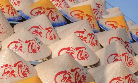 Cần Thơ: Nón lá thư pháp khổng lồ ở bến Ninh Kiều - Ảnh 2. Cần Thơ: Nón lá thư pháp khổng lồ ở bến Ninh Kiều - Ảnh 2.