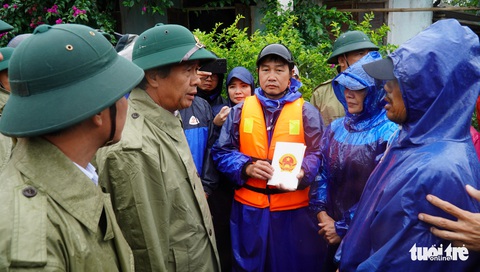 Phó thủ tướng Lê Văn Thành thăm, tặng quà người dân ở rốn lũ Thừa Thiên Huế - Ảnh 1. Phó thủ tướng Lê Văn Thành thăm, tặng quà người dân ở rốn lũ Thừa Thiên Huế - Ảnh 1.