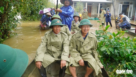 Phó thủ tướng Lê Văn Thành thăm, tặng quà người dân ở rốn lũ Thừa Thiên Huế - Ảnh 2. Phó thủ tướng Lê Văn Thành thăm, tặng quà người dân ở rốn lũ Thừa Thiên Huế - Ảnh 2.