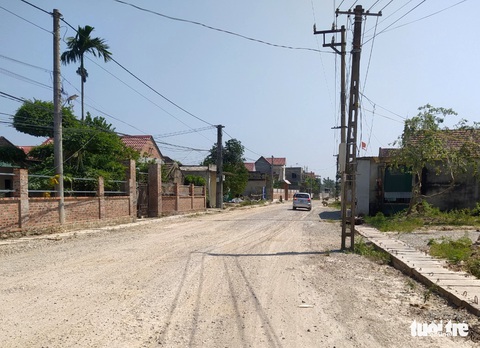 Người dân dùng đá, xe kéo chắn ngang vì đường trăm tỉ đang làm quá bụi - Ảnh 6. Người dân dùng đá, xe kéo chắn ngang vì đường trăm tỉ đang làm quá bụi - Ảnh 6.