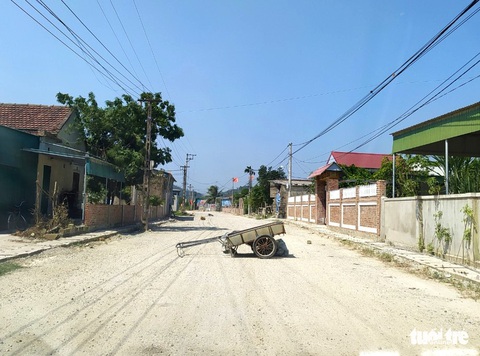 Người dân dùng đá, xe kéo chắn ngang vì đường trăm tỉ đang làm quá bụi - Ảnh 2. Người dân dùng đá, xe kéo chắn ngang vì đường trăm tỉ đang làm quá bụi - Ảnh 2.